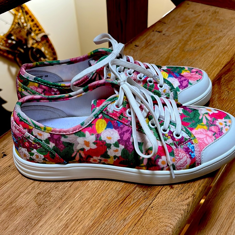 NEW! TRAQ - Sneakers Size 9 - Floral Print - great arch support! 🌸💜💙🧡💚 - Picture 3 of 7